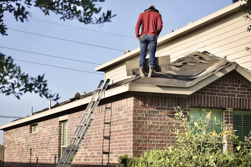 Professional roofer working on a residential roof in Casa Linda